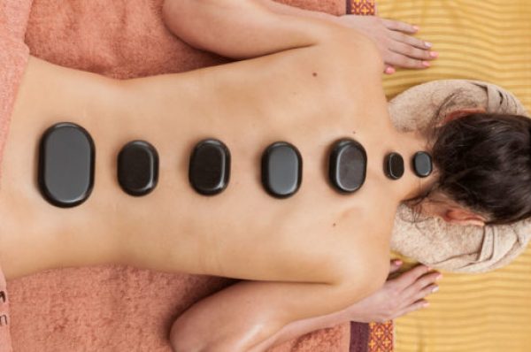 Jak znaleźć komfort i ciepło, czyli o zaletach masażu gorącymi kamieniami