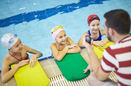 Jak szkoła pływania może pomóc Twojemu dziecku w nauce pływania?